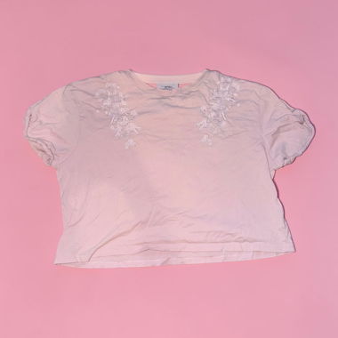 Pink T-shirt with embroidered flowers
