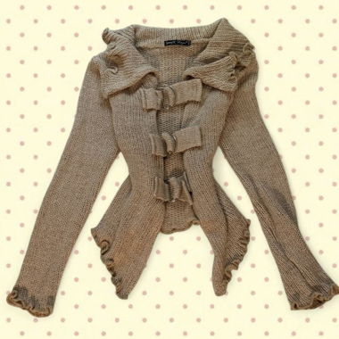 Cardigan vintage marrone con volant e dettagli con fibbia