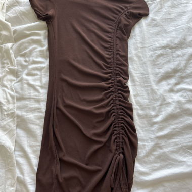 Robe courte brune froncee