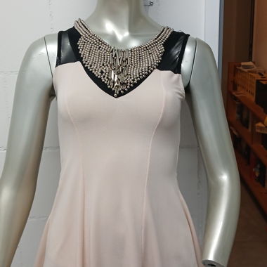 Haut pour femme rose avec col bijou