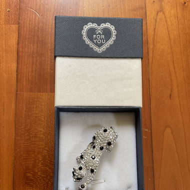 Leopard brooch 