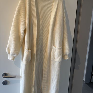 Langer cremefarbener Strickcardigan