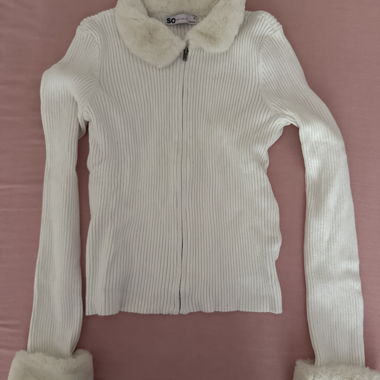 Veste en tricot blanche avec fausse fourrure