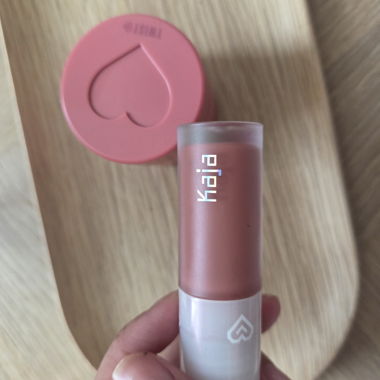 Fard crème rose Kaja Cheeky Stamp 02 Saucy et gloss à lèvres