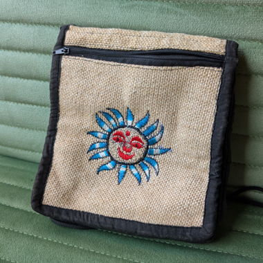 Piccola borsa a tracolla in juta con ricamo del sole