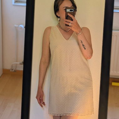 Abito in pizzo senza maniche. Massimo Dutti