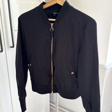 Schwarze Bomberjacke