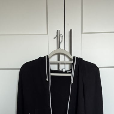 Schwarze Kapuzenjacke von H&M Divided – Gr. M