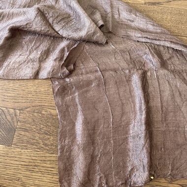 Écharpe brune en tissu fin