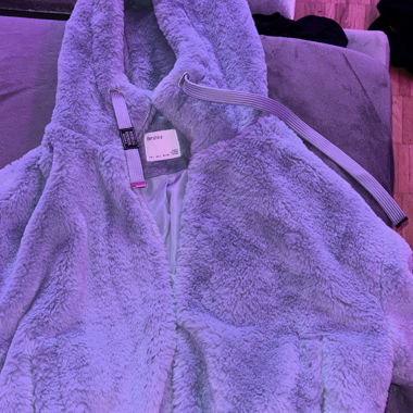 Giacca peluche azzurra Bershka