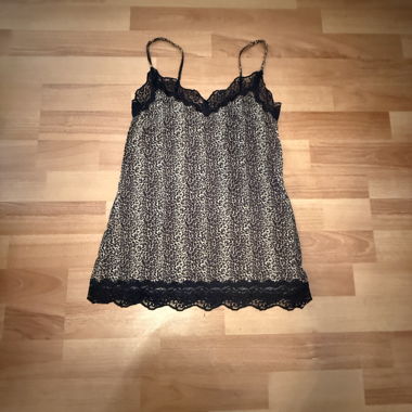 Top in pizzo con motivo leopardato
