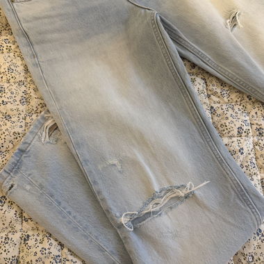 Hellblaue Jeans mit Rissen