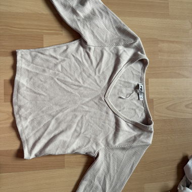 Maglione beige a maniche lunghe con scollo a V
