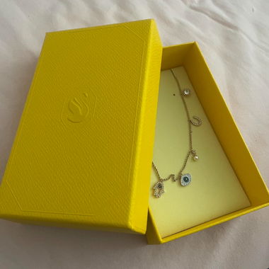 Goldfarbene Charm-Kette mit Symbol-Anhängern
