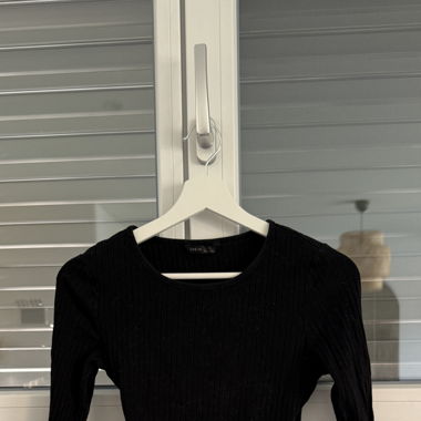 Haut noir ouvert dos 