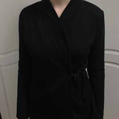 schwarze Wickeljacke