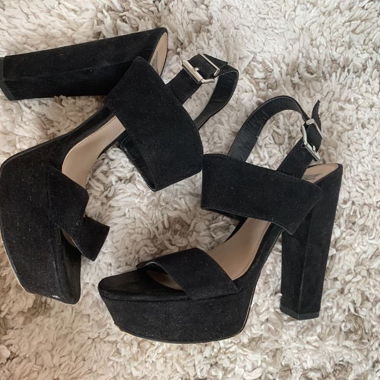 Schwarze Sandalen mit Absatz