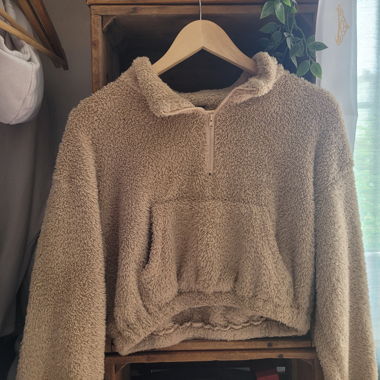 Fluffy cropped pullover