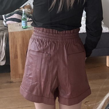 Short Rose en similicuir 