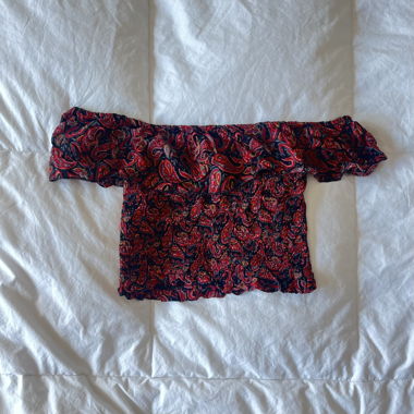 Böhmisches Top mit blumenverziertem, freiem Schulterbereich