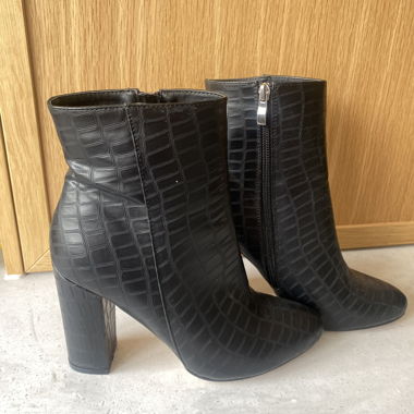 Crocodile-effect boots