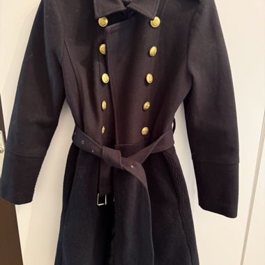 Cappotto nero dettagliato