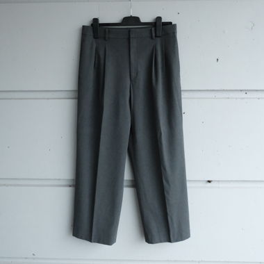 Graue Faltenhose