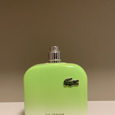 Lacoste Eau Fraiche. Halbe Flasche, ohne Deckel.