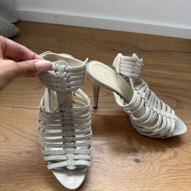 Graue High Heel Sandalen