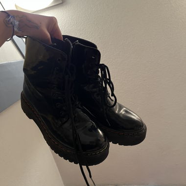 Schwarze Lack-Stiefel