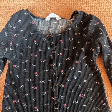Schwarzer Blumen pulli