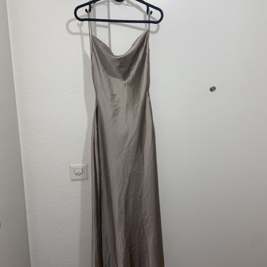 Robe longue satin taupe dos nu