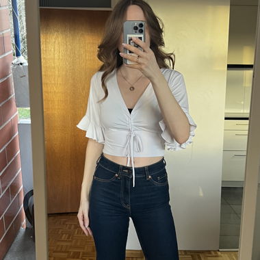 Crop Top Bianco con Maniche a Volant