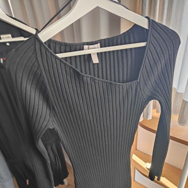Strickkleid mit schrägem Ausschnitt