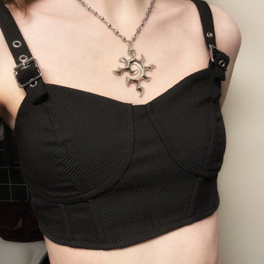 Schwarzes Crop Top mit Schnallen