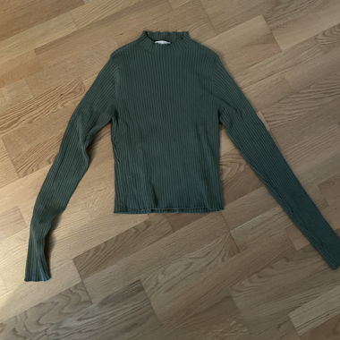 Olivegrüner, dünner Pullover