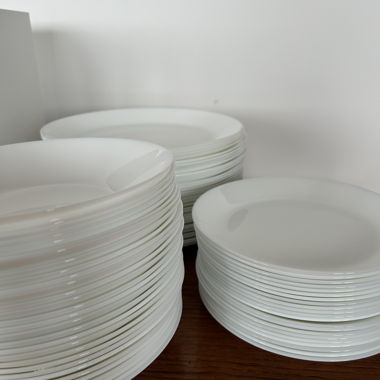 Weisses Teller-Set