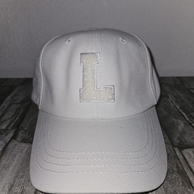 Cappellino bianco con L