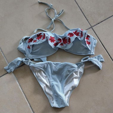 Bikini-Set mit Streifen und Blumen M