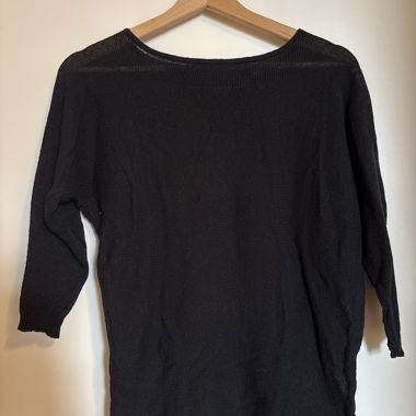 Schwarzer Pullover aus feinem Strick