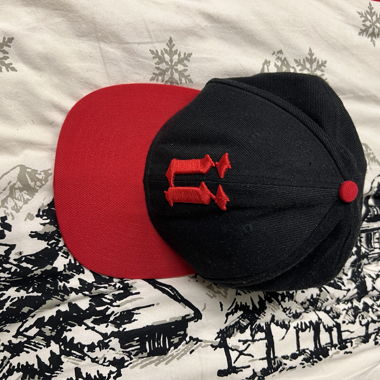 Cappellino Snapback nero e rosso