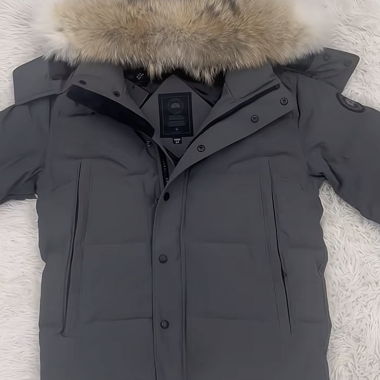Canada Goose parka grigio in piuma con cappuccio in pelliccia