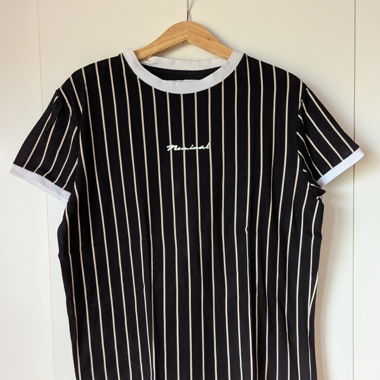 T-Shirt schwarz-weiss gestreifft mit Aufschrift 