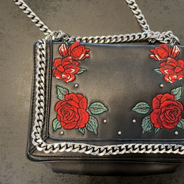 Sac à main avec roses rouges 