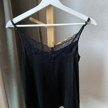 Top en tissu soyeux avec dentelle