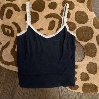 Top in pizzo nero