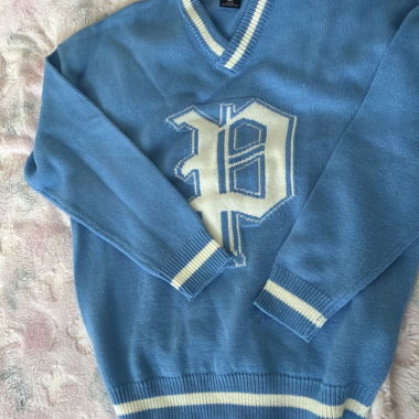 Blauer V-Ausschnitt-Pullover