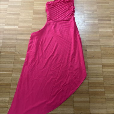 Robe rose à une épaule