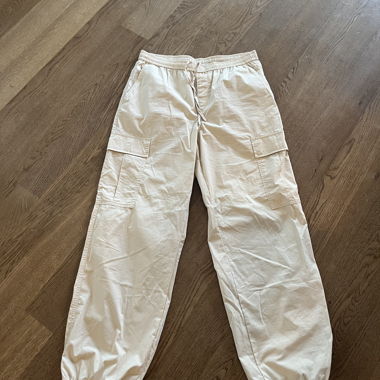 Uniqlo, Weisse Cargo-Hose aus Stoff