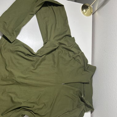 haut vert avec un zip en haut
